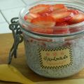 { En-cas} Chia pudding à la fraise.
