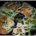 Wok de nouilles sautées aux légumes et soja[...]