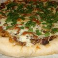 Pizza au boeuf braisé, oignons et champignons[...]
