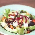 Salade gourmande, vinaigrette à la framboise,[...]