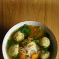 Bouillon léger aux boulettes de poisson et[...]