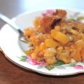 Crumble aux pêches & éclats de pistache