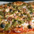Pizza aux feta, pesto et jambon avec des baies[...]