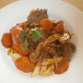 Boeuf bourguignon, carottes et champignons