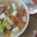 Soupe de légumes variés au tofu fumé, huile de[...]
