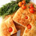 Focaccia thym, romarin et tomates cerises.