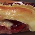 Tartine sucrée-salée camembert-groseilles,[...]