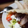 Pita à l'agneau grillé et tzatziki