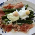 Asperges vertes aux oeufs pochés et jambon de[...]