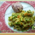 Riz mélangé à des légumes et parfumé au curry