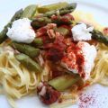 Pates aux asperges, ricotta et tomates confites