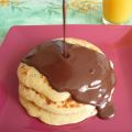 Pancakes à la banane et coulis au chocolat