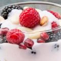 Verrine sucrée de fruits, fromage blanc et[...]