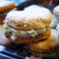 Biscuits apéritifs fourrés au pesto