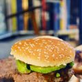 Burger avocat et sauce BBQ coréen