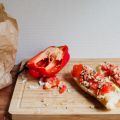 Tartines Houmous, tomates poivron, et amandes
