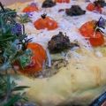 Focaccia tomates cerises et romarin en fleurs