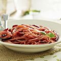 Spaghettis à la crème de betterave et au saumon