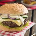 Hamburger au boeuf et aux oignons rouges