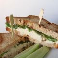 Sandwich au poulet et au cari sur pain aux[...]