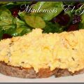 Tartine de brouillade et sa salade