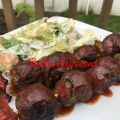 Brochettes de boeuf haché, sauce sucrée