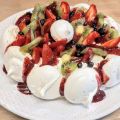 Pavlova aux fraises, kiwi et coulis de fruits[...]