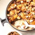 Bread pudding chocolat-noisettes, sauce au rhum