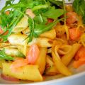 Salade de penne poêlés, saumon et roquette