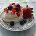 Mini pavlova aux fruits rouges.