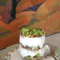 Kiwi, granola et fromage blanc