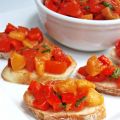 BRUSCHETTA PÊCHES ET POIVRONS GRILLÉS ET UN[...]