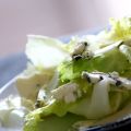 Salade de scarole, poire et roquefort