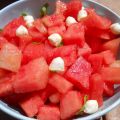 Salade de melon d'eau, bocconcini et basilic