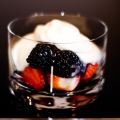 Coupe de fruits au chocolat et chantilly