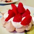 Mini Pavlovas au Chocolat, garnies de fraises[...]