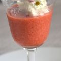 Ile flottante à la fraise parfumée à la liqueur[...]