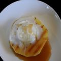 Ananas et sauce au rhum ambré