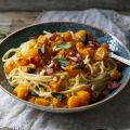 Spaghettis à la courge rôtie, au bacon et à la[...]