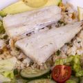 Salade de riz au poisson, avocat, tomates