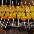 Brochettes de porc marinées au curry et citron