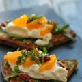 Crostini burrata, roquette, mandarine et menthe