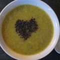 Potage chou, poireau, courgettes au sésame noir