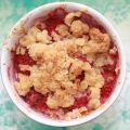 Crumble croustillant aux pêches et framboises