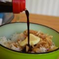 Riz, beurre et sauce soja