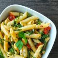 Penne à la roquette, tomates rôties et chèvre