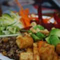 Buddha bowl tofu, sauce aux arachides