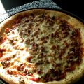 Pizza aux champignons sautés, aux oignons[...]