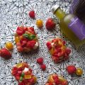 Bruschettas aux tomates et fruits rouges.[...]