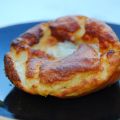 Mini soufflés au coeur de roquefort et sa sauce[...]